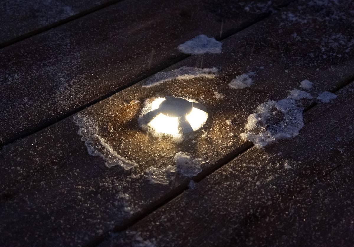 Focos empotrables TER-4 que iluminan la superficie de la terraza en cuatro direcciones entre la cubierta de iluminación